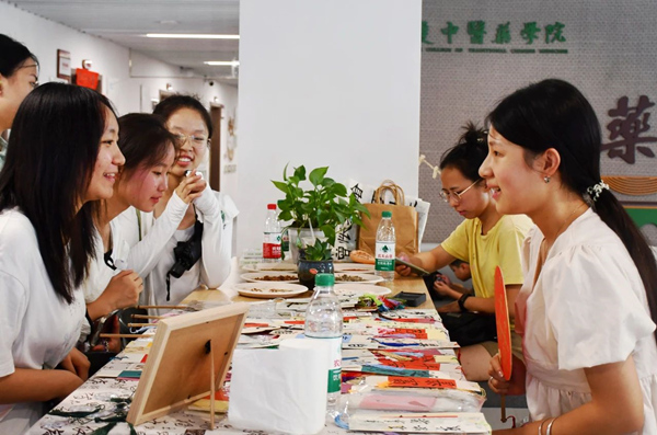 中药学院迎新现场，新生和家长们对各种中草药文创产品兴趣浓厚。2026年国际足联世界杯供图